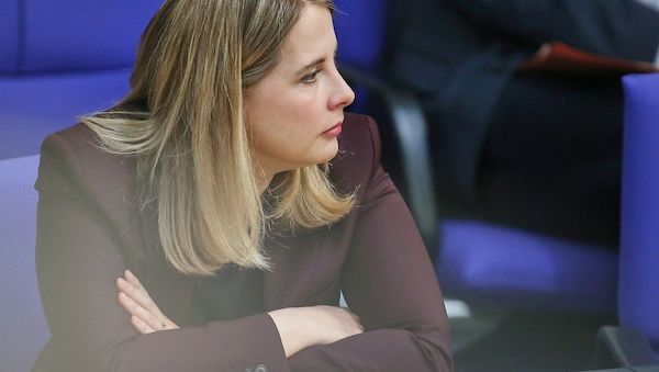 Bericht: Prien und Hubertz von Signal-Attacke betroffen