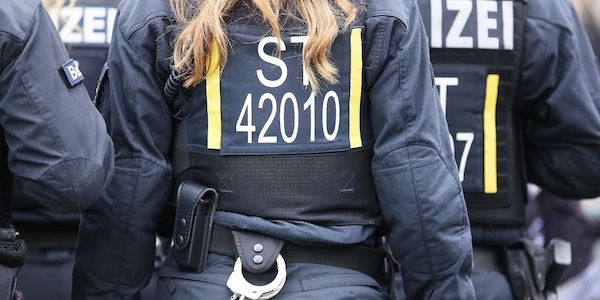 Sicherheitsmitarbeiter in Lichtenberg mit Böller verletzt