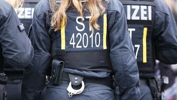 Sicherheitsmitarbeiter in Lichtenberg mit Böller verletzt