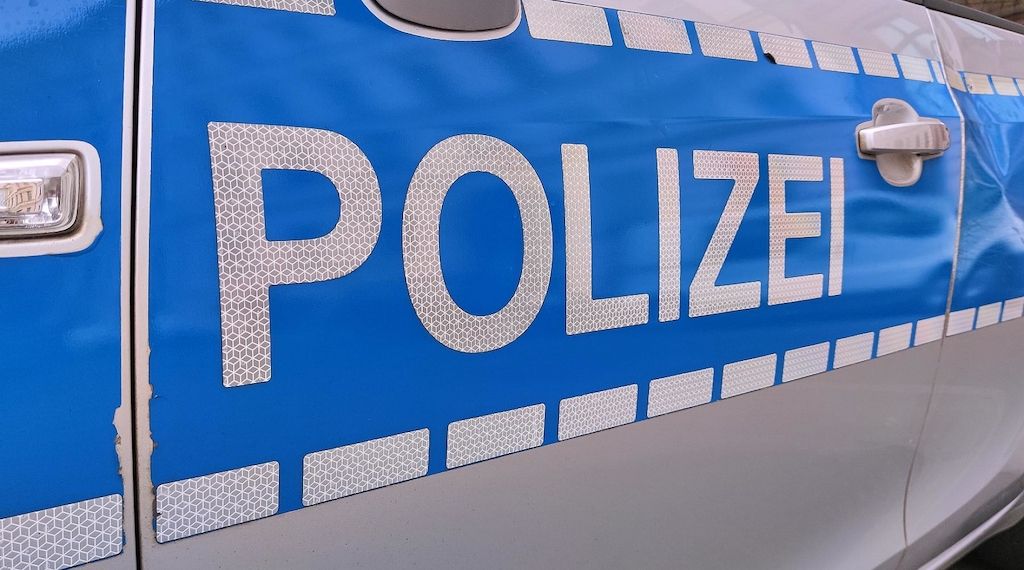 Fahrer prallt in Tempelhof gegen Baum