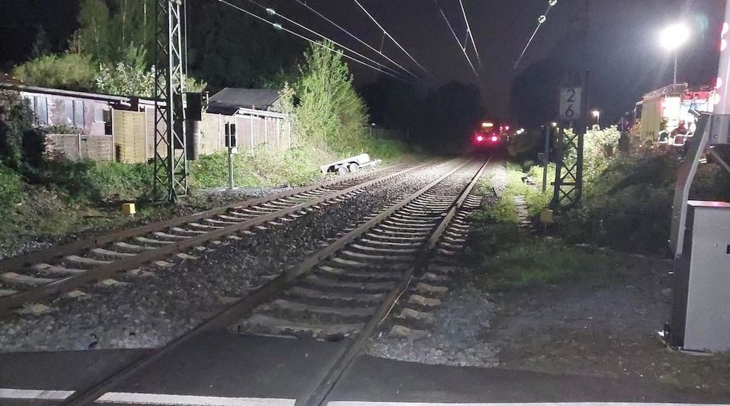 Zug erfasst PKW-Anhänger in Bremen-St. Magnus