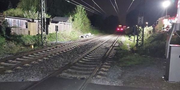 Zug erfasst PKW-Anhänger in Bremen-St. Magnus