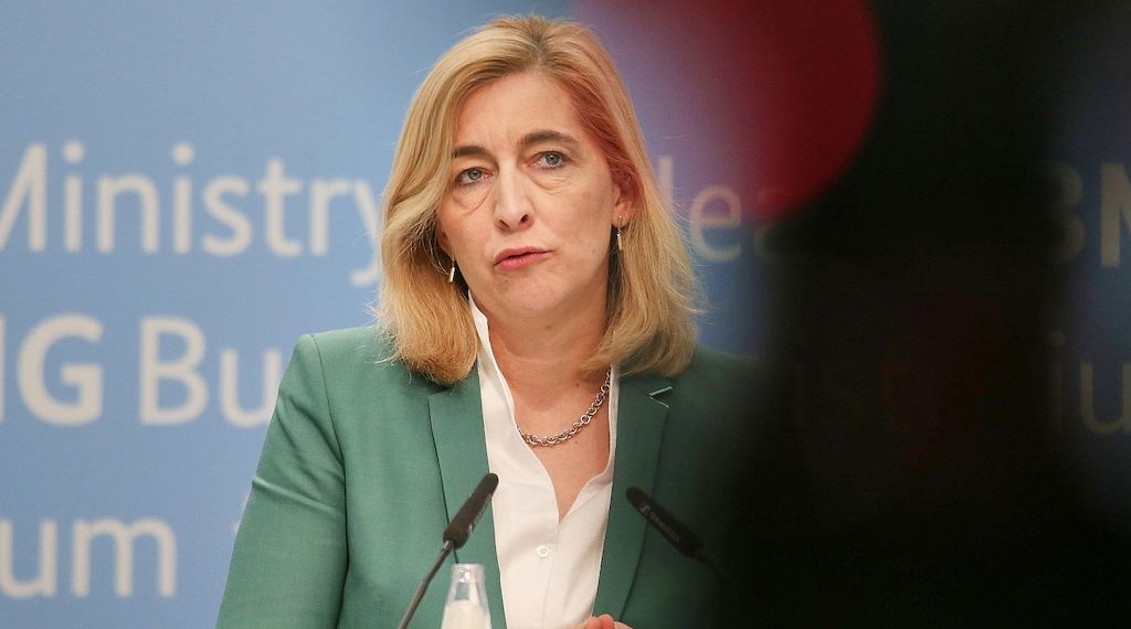 Warken stellt sinkende Krankenkassenbeiträge in Aussicht