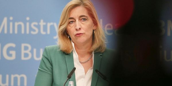 Warken stellt sinkende Krankenkassenbeiträge in Aussicht