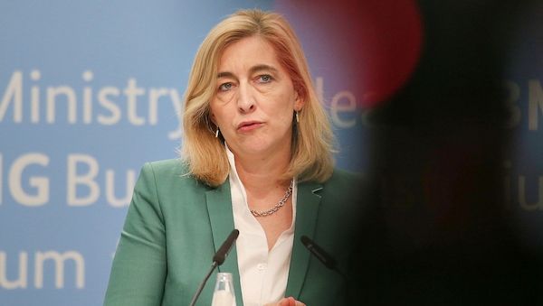 Warken stellt sinkende Krankenkassenbeiträge in Aussicht