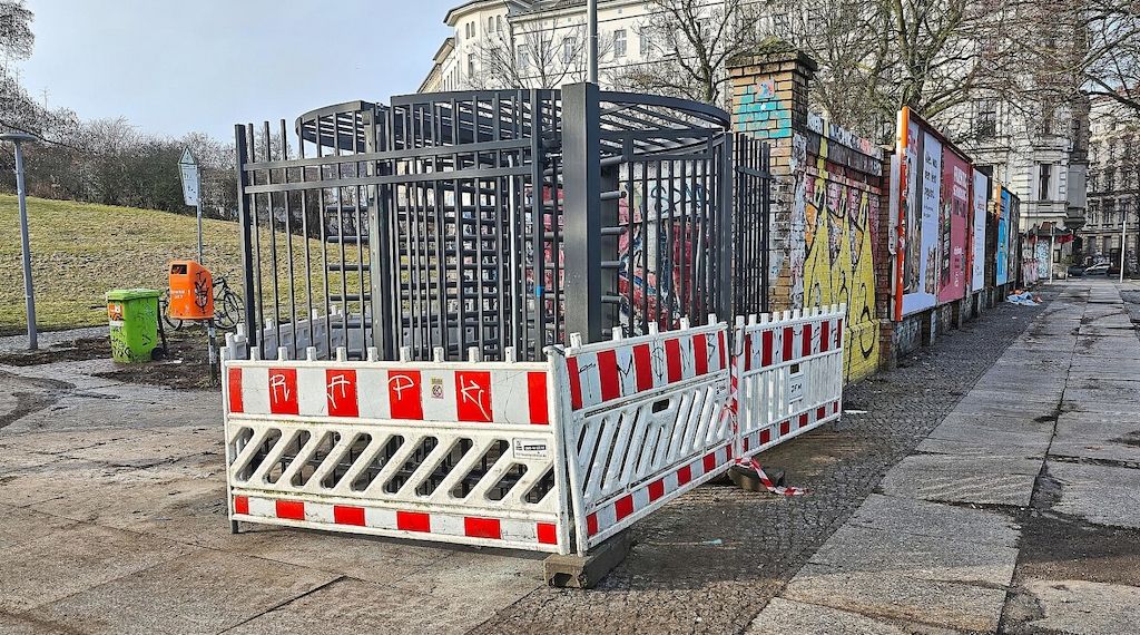 Zaunelement am Görlitzer Park beschädigt