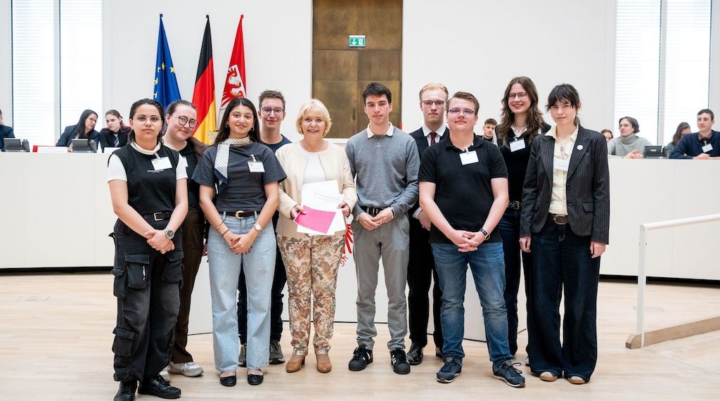 Jugendliche geben Brandenburgs Politikern Hausaufgaben mit