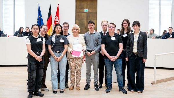 Jugendliche geben Brandenburgs Politikern Hausaufgaben mit