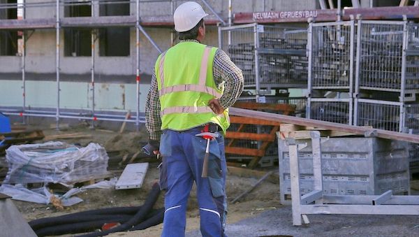 Arbeitsstunde kostete im Jahr 2025 durchschnittlich 45 Euro