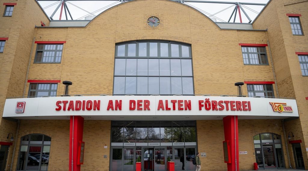 Fußballplatz auf dem Parkdeck: Union Berlin feiert Richtfest