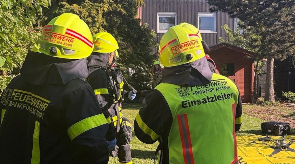 Dachstuhlbrand in Frankfurt-Nied - 120 Feuerwehrleute im Einsatz
