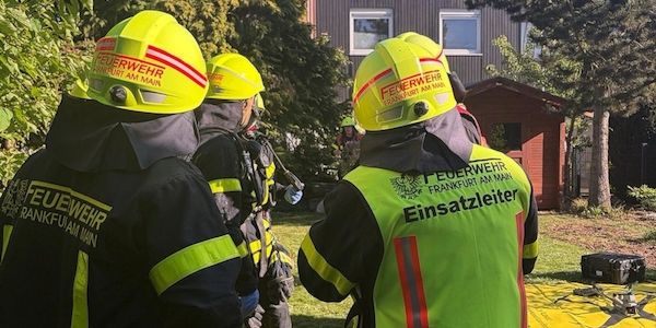 Dachstuhlbrand in Frankfurt-Nied - 120 Feuerwehrleute im Einsatz