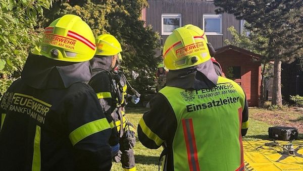 Dachstuhlbrand in Frankfurt-Nied - 120 Feuerwehrleute im Einsatz