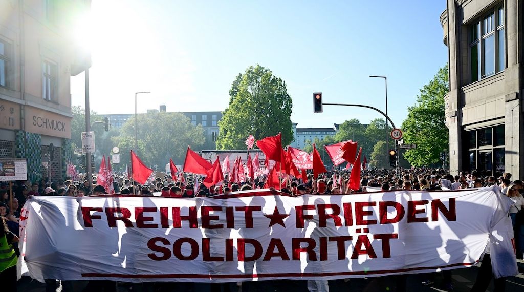 Tausende Demonstranten in Berlin-Kreuzberg