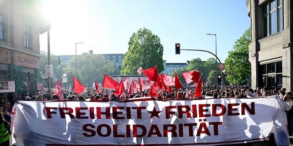 Tausende Demonstranten in Berlin-Kreuzberg