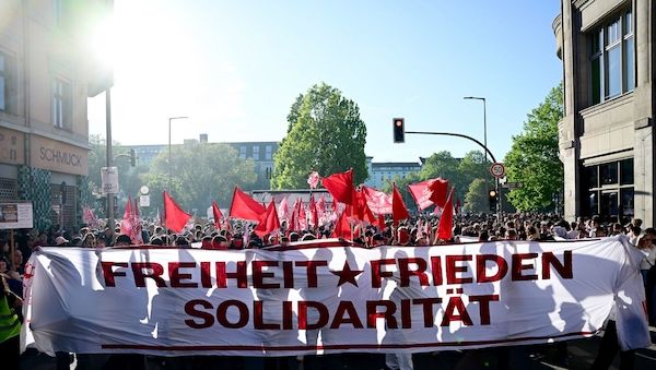 Tausende Demonstranten in Berlin-Kreuzberg