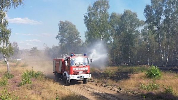Hohe Waldbandgefahr - Feuerwehr bei Jüterbog im Einsatz