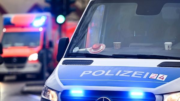 Angriff auf Polizei - Frau prügelt mit Gehstock