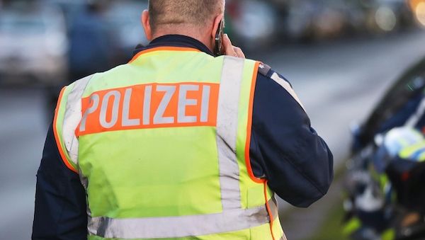 Unfall in Spandau: Drei Verletzte, Ermittlungen gegen Schaulustige