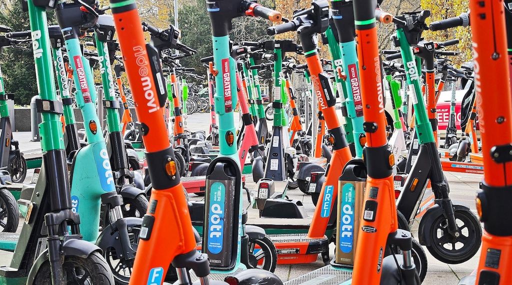 E-Scooter-Fahrerin nach Verkehrsunfall in Mitte im Krankenhaus