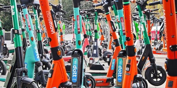 E-Scooter-Fahrerin nach Verkehrsunfall in Mitte im Krankenhaus