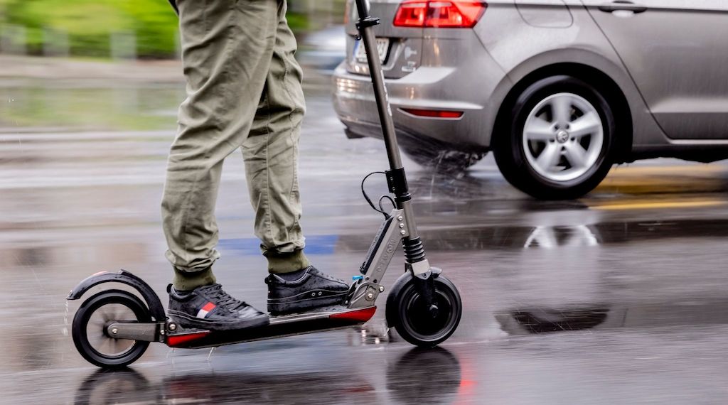 Schon wieder ist in Berlin ein Mensch bei einem Verkehrsunfall mit einem E-Scooter schwer verletzt worden