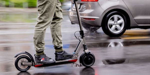 Schon wieder ist in Berlin ein Mensch bei einem Verkehrsunfall mit einem E-Scooter schwer verletzt worden