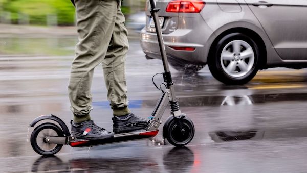 Schon wieder ist in Berlin ein Mensch bei einem Verkehrsunfall mit einem E-Scooter schwer verletzt worden