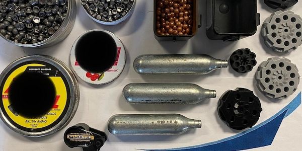 Mann mit Druckluftwaffe in S-Bahn in Hamburg festgenommen