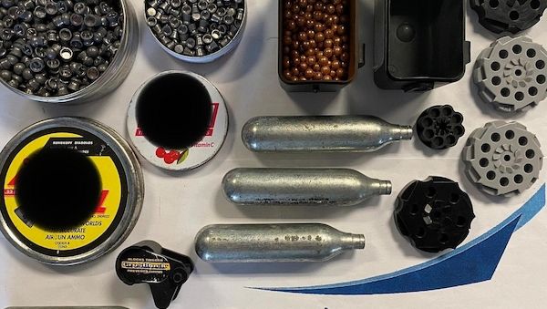 Mann mit Druckluftwaffe in S-Bahn in Hamburg festgenommen