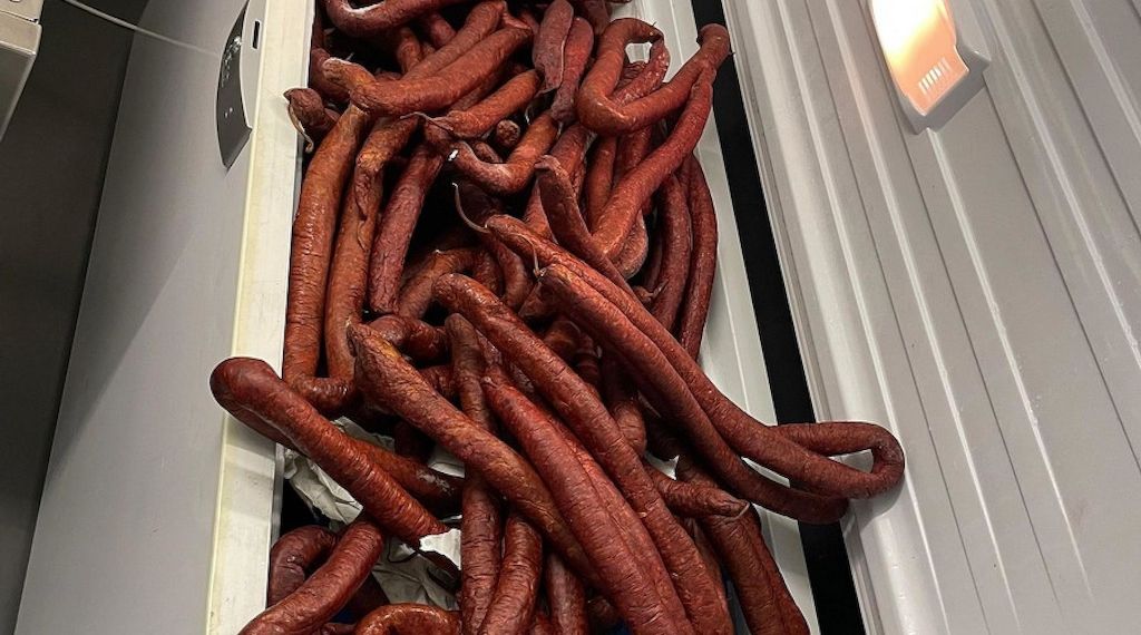 Zoll stoppt Bus am Stuttgarter Flughafen mit 250 Kilo Wurst