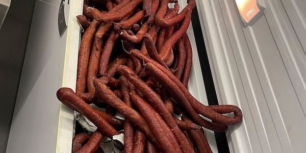Zoll stoppt Bus am Stuttgarter Flughafen mit 250 Kilo Wurst