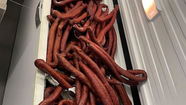 Zoll stoppt Bus am Stuttgarter Flughafen mit 250 Kilo Wurst