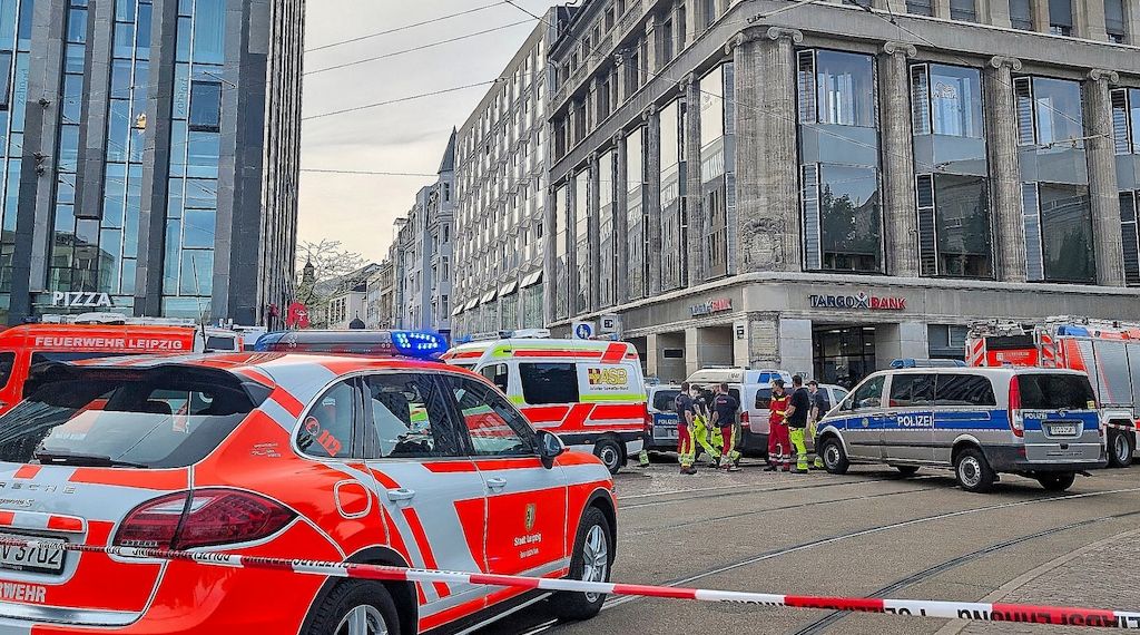 Auto rast in Leipzig im Menschenmenge - Tote und Verletzte