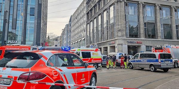 Auto rast in Leipzig im Menschenmenge - Tote und Verletzte