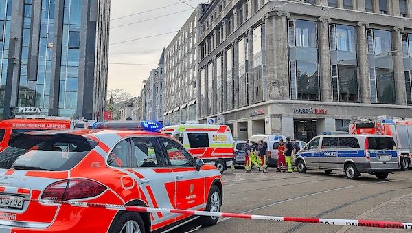 Auto rast in Leipzig im Menschenmenge - Tote und Verletzte
