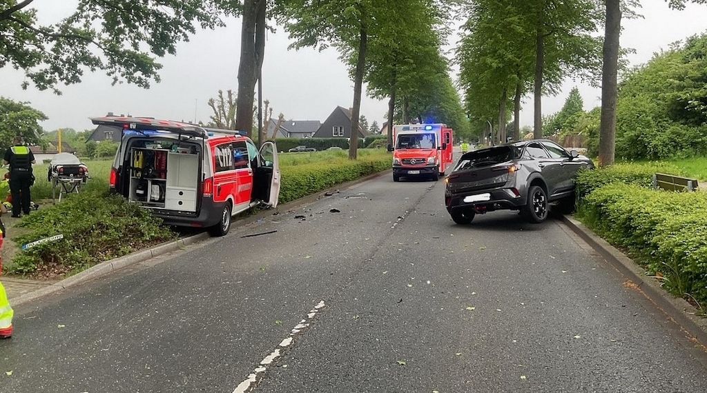 Verkehrsunfall zwischen Notarzteinsatzfahrzeug und PKW in Dortmund