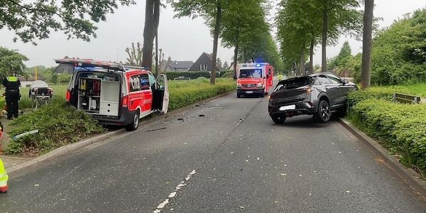 Verkehrsunfall zwischen Notarzteinsatzfahrzeug und PKW in Dortmund