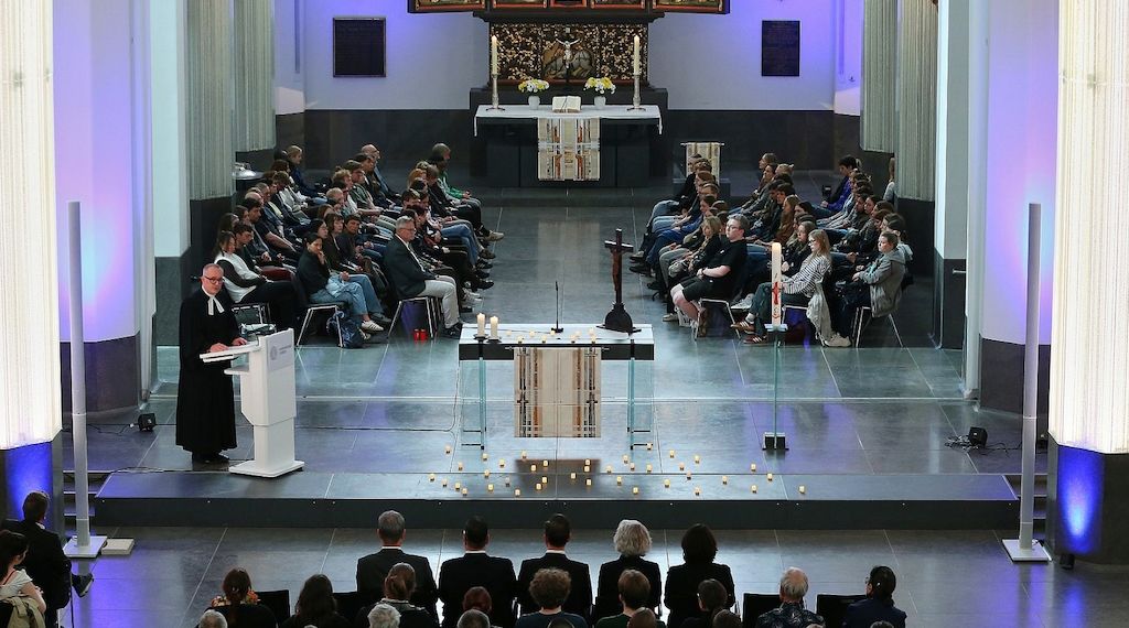 Großer Andrang bei Gedenkandacht in Leipzig nach Amokfahrt