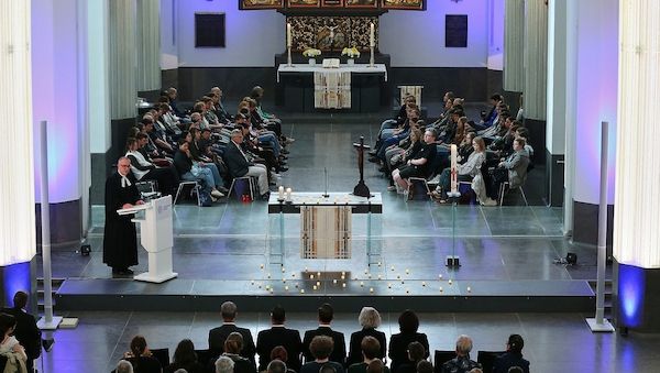 Großer Andrang bei Gedenkandacht in Leipzig nach Amokfahrt