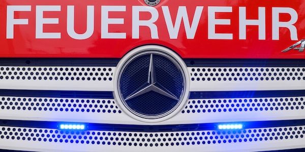 Möbelhaus in Potsdam brennt - Feuer auf dem Dach