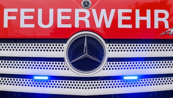 Möbelhaus in Potsdam brennt - Feuer auf dem Dach