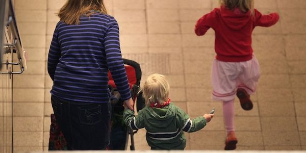 Grüne starten Petition gegen Kürzungen bei Frauen und Kindern