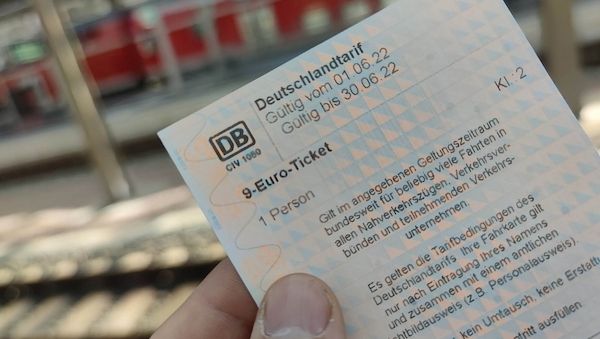 Linke will Energiekrisengeld und 9-Euro-Ticket