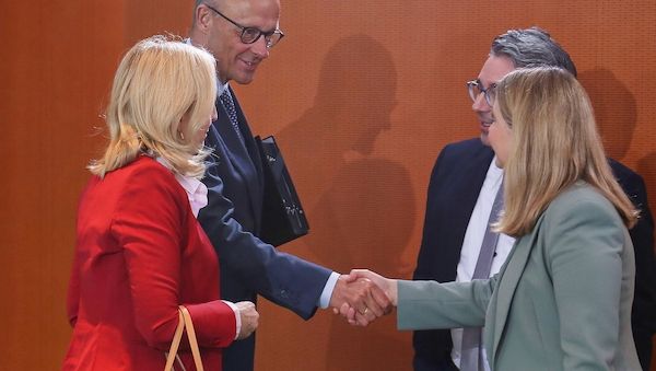 Warken rechnet mit Fortbestand der schwarz-roten Koalition