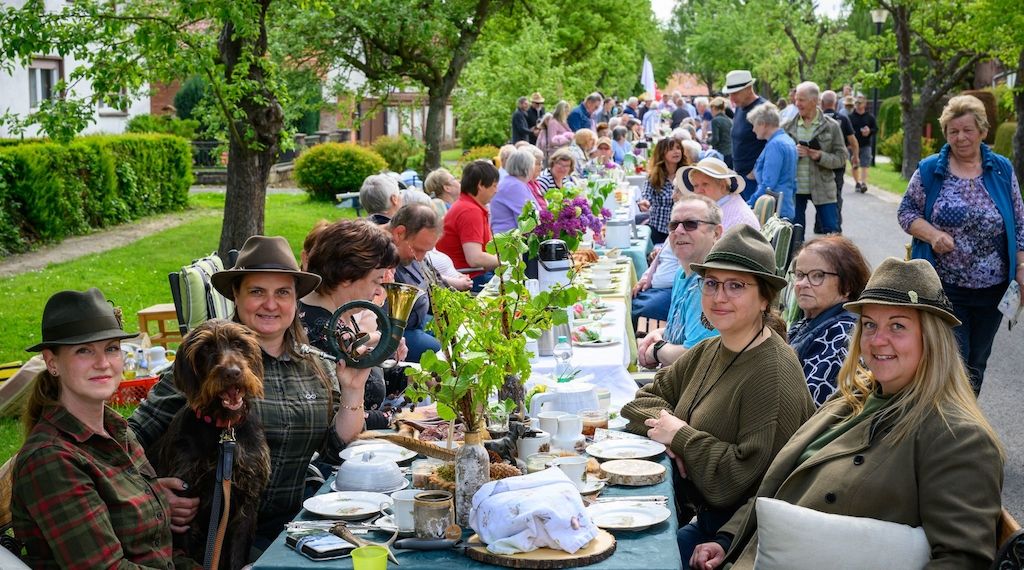 Hunderte feiern Zusammenhalt an XXL-Kaffeetafel im Oderbruch