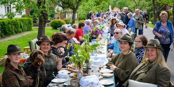 Hunderte feiern Zusammenhalt an XXL-Kaffeetafel im Oderbruch