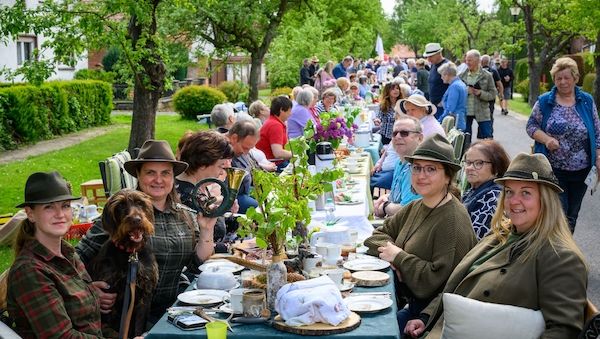 Hunderte feiern Zusammenhalt an XXL-Kaffeetafel im Oderbruch