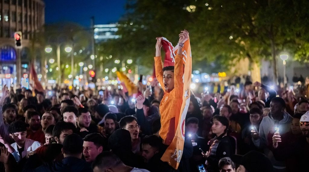 Tausende türkischstämmige Fußballfans haben in Berlin den Gewinn der türkischen Meisterschaft für Galatasaray Istanbul gefeiert