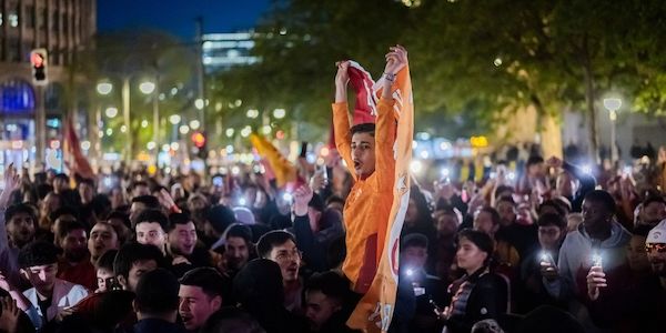 Tausende türkischstämmige Fußballfans haben in Berlin den Gewinn der türkischen Meisterschaft für Galatasaray Istanbul gefeiert